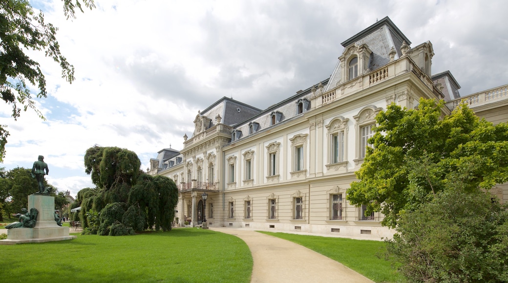 Festetics-palatset som inkluderar historisk arkitektur, chateau eller palats och en staty eller skulptur