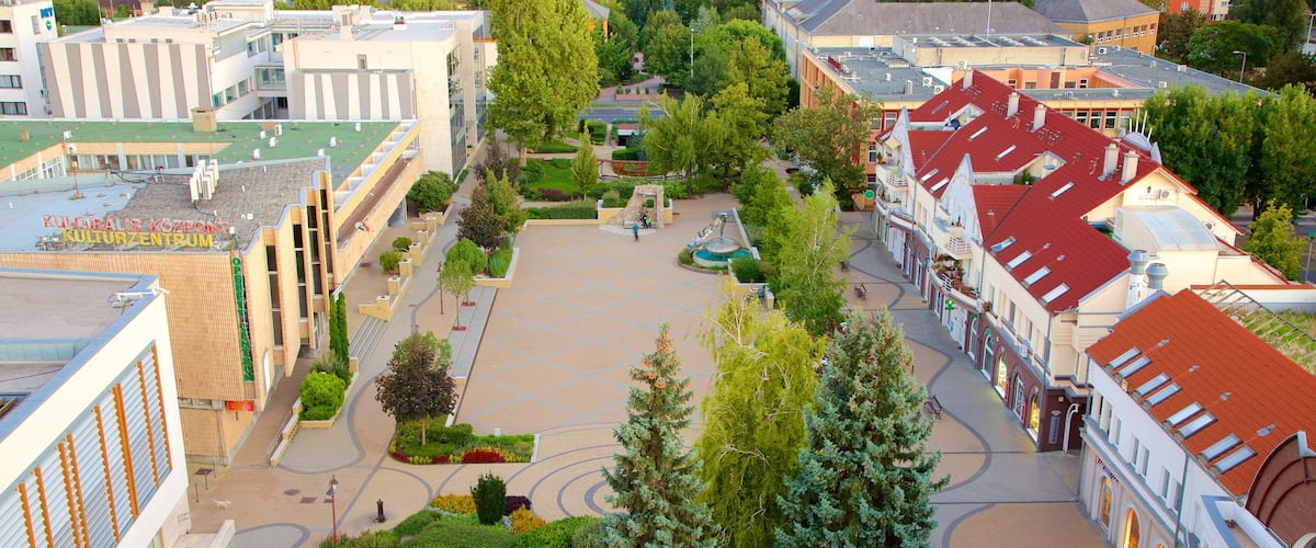Siofok montrant square ou place et jardin