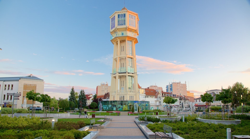 Siofok fasiliteter samt historisk arkitektur, hage og monument