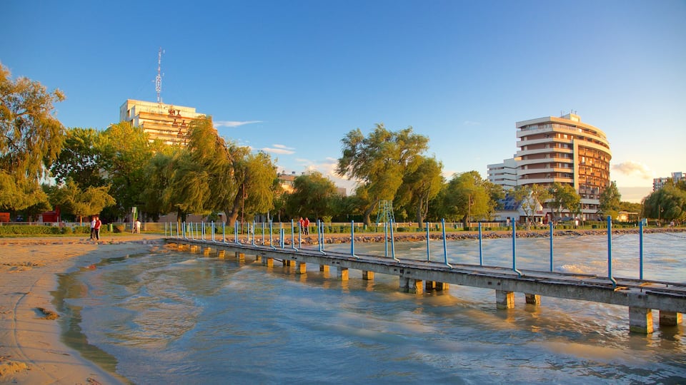 Costa d\'Oro caratteristiche di spiaggia sabbiosa e vista
