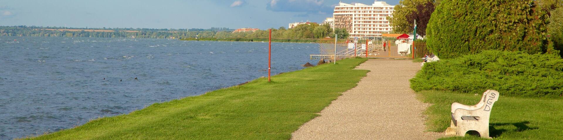 SiĂłfok mit einem Garten und allgemeine KĂŒstenansicht