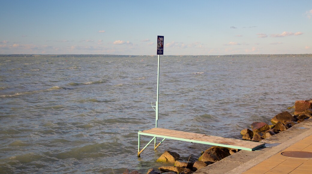 Siofok mettant en vedette signalisation et vues littorales