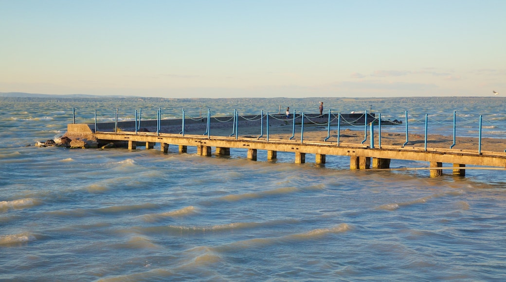 Golden Shore showing general coastal views and views