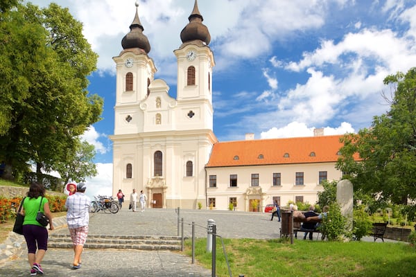 Tihany Abbey montrant église ou cathédrale et patrimoine architectural aussi bien que couple