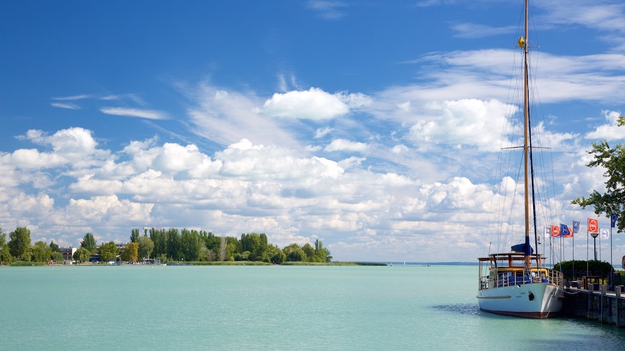 Balatonfured mostrando baia e porto e vista della costa