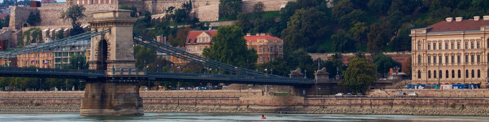 Budai var montrant chĂąteau, riviĂšre ou ruisseau et patrimoine architectural