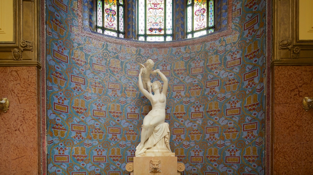 Gellert furdo ofreciendo una estatua o escultura, vistas interiores y un spa de día