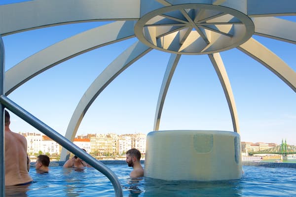 Rudas Thermalbad und Schwimmbad mit einem Wellness und Spa sowie kleine Menschengruppe