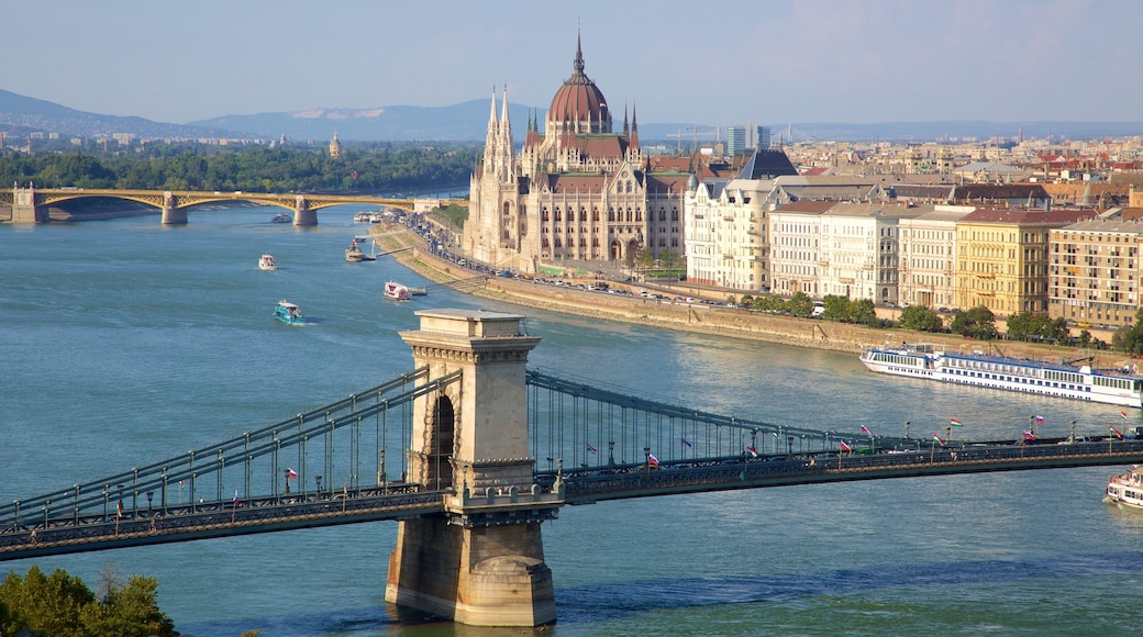 Pont à chaînes Széchenyi montrant ville, patrimoine architectural et pont