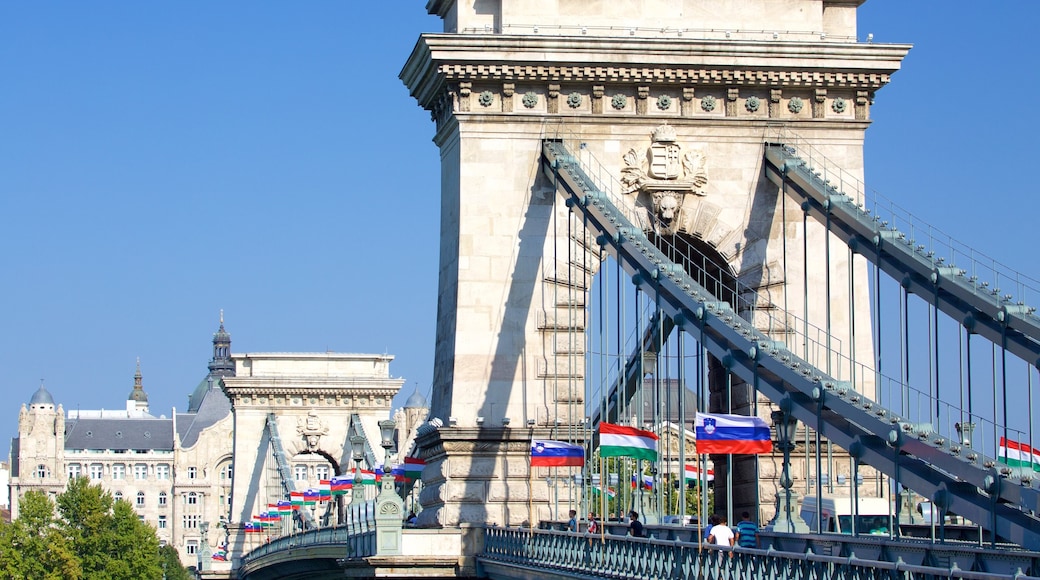 Pont à chaînes Széchenyi montrant pont et patrimoine architectural