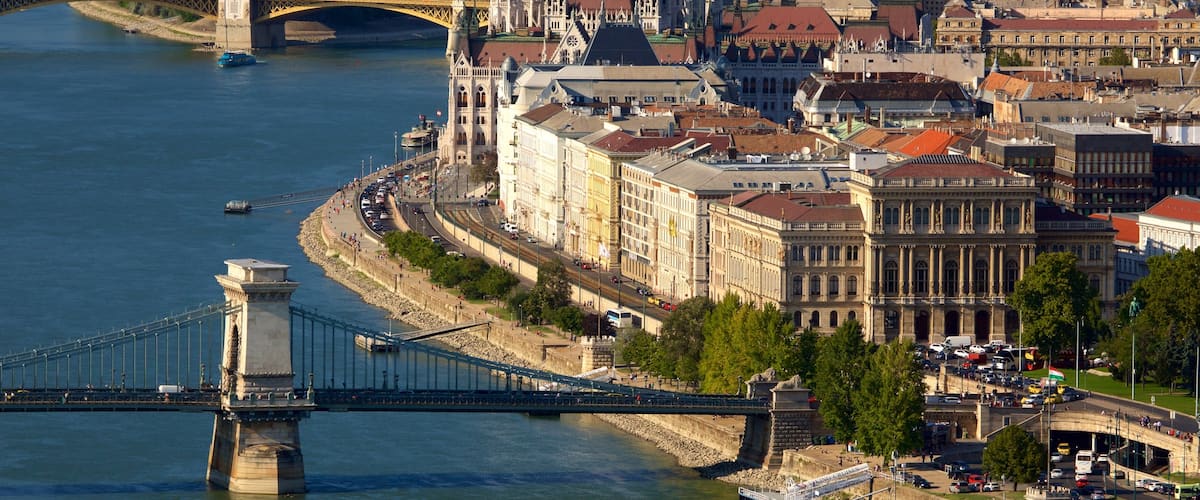 Citadelle qui includes pont, ville et riviĂšre ou ruisseau