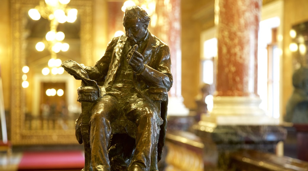 Ungerska Statsoperan som inkluderar teaterscener, en staty eller skulptur och interiörer