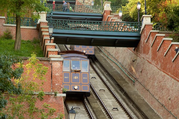 Standseilbahn Budavári Sikló das einen Brücke und Eisenbahnbetrieb