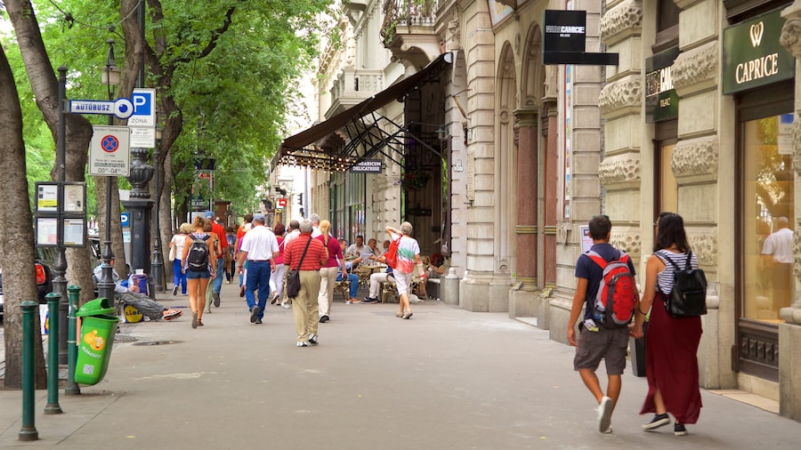 Andrassy Avenue , grande artère mettant en vedette scènes de rue aussi bien que couple