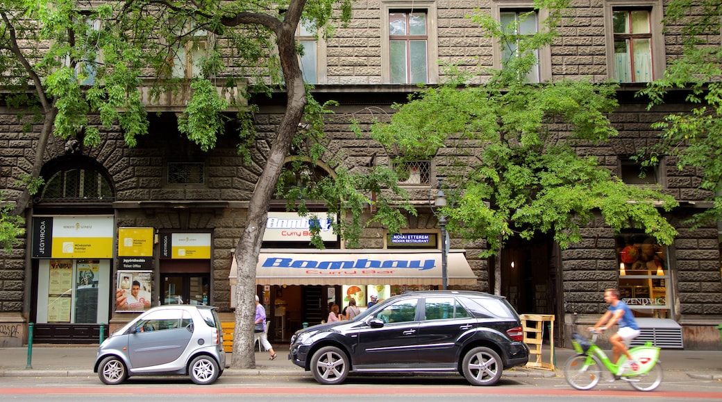 Straße Andrássy út mit einem Beschilderung, Fahrradfahren und Straßenszenen