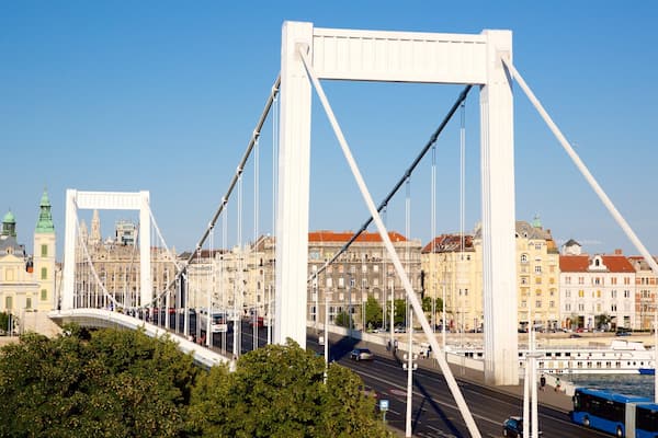 Elisabethbrücke das einen Bucht oder Hafen, Stadt und Hängebrücke oder Baumkronenpfad