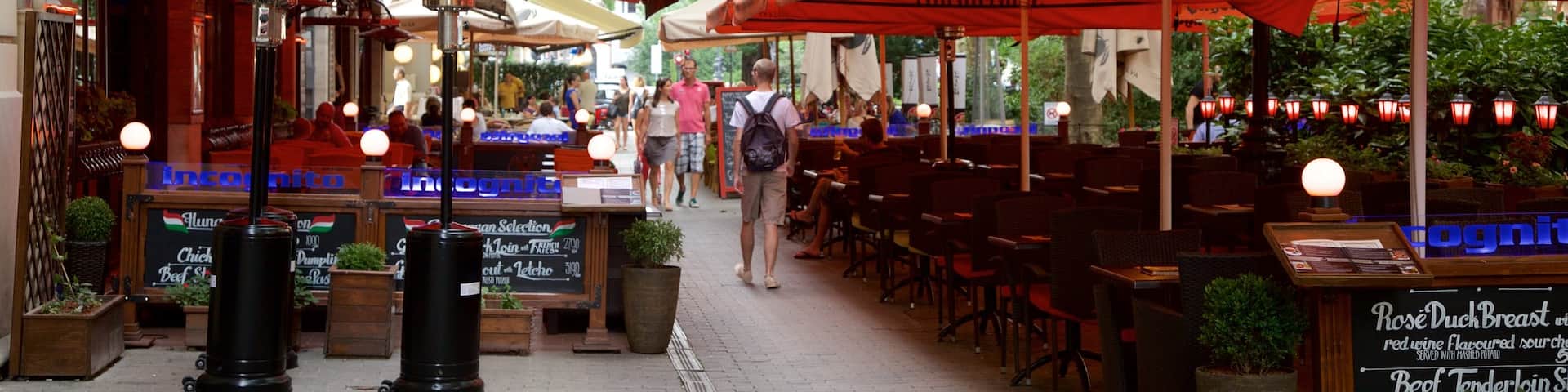 Place Ferenc Liszt mettant en vedette signalisation et marchés