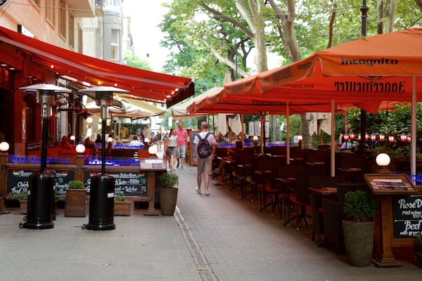 Place Ferenc Liszt mettant en vedette signalisation et marchés