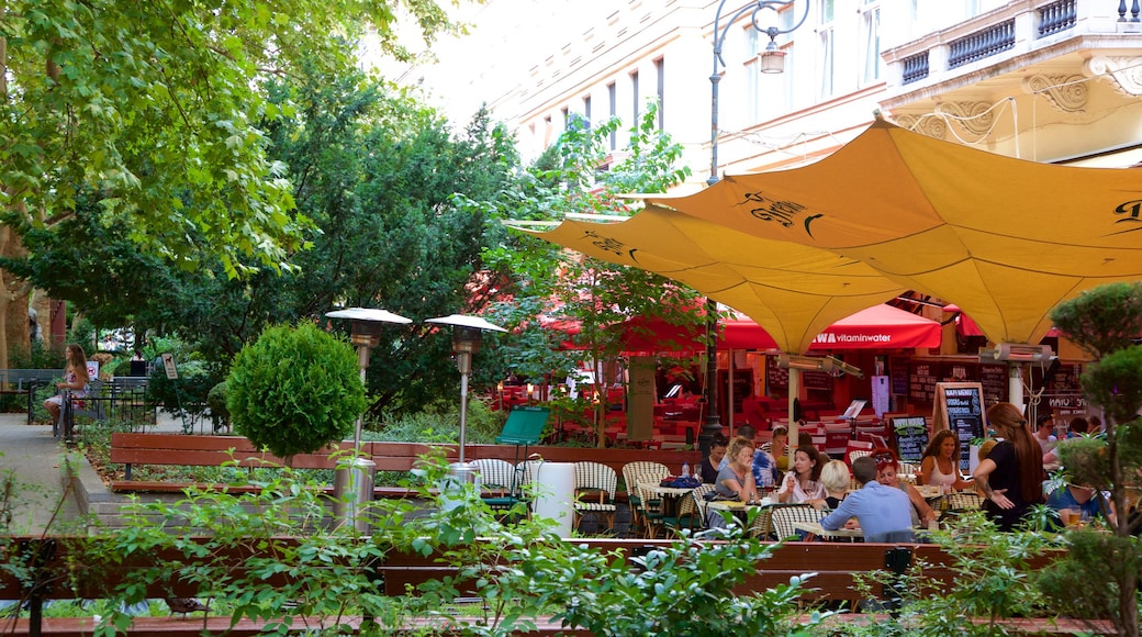 Ferenc Liszt-torget som inkluderar al fresco-restauranger, en trädgård och caféer