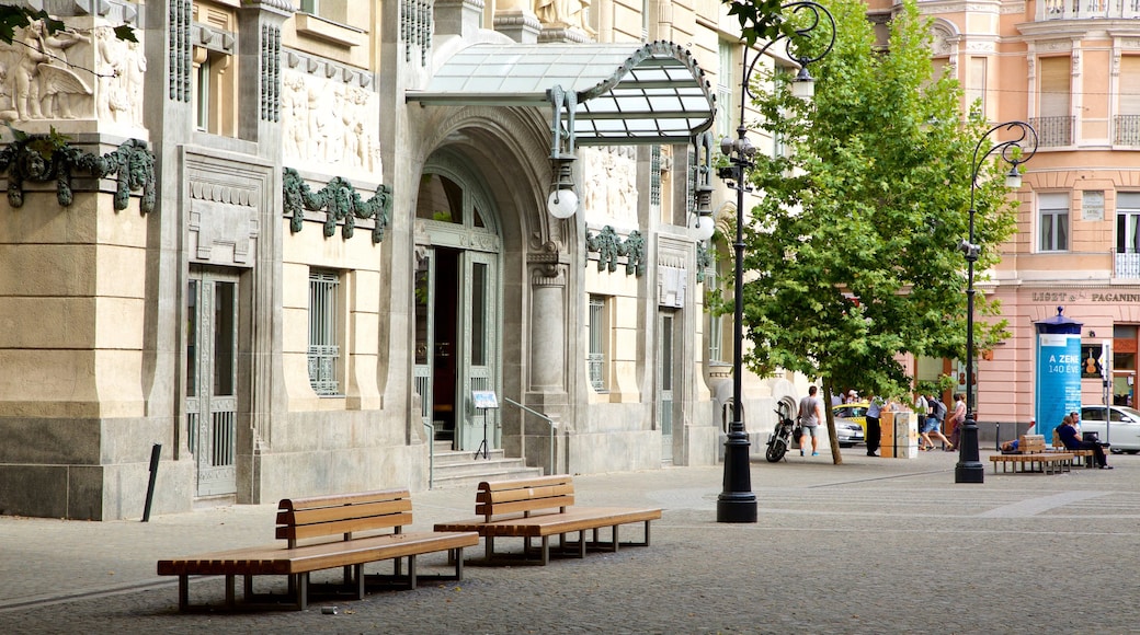 Liszt Ferenc tér mit einem Platz oder Plaza, Verwaltungsgebäude und historische Architektur