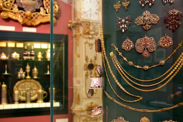 Musée national de Hongrie montrant vues intérieures