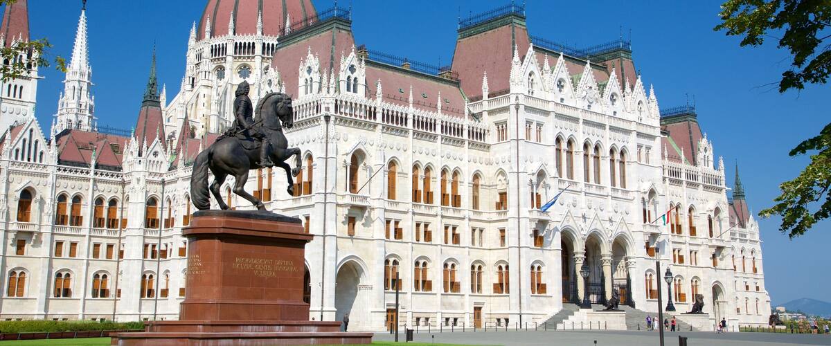 Parliament Building showing heritage architecture, an administrative buidling and a statue or sculpture