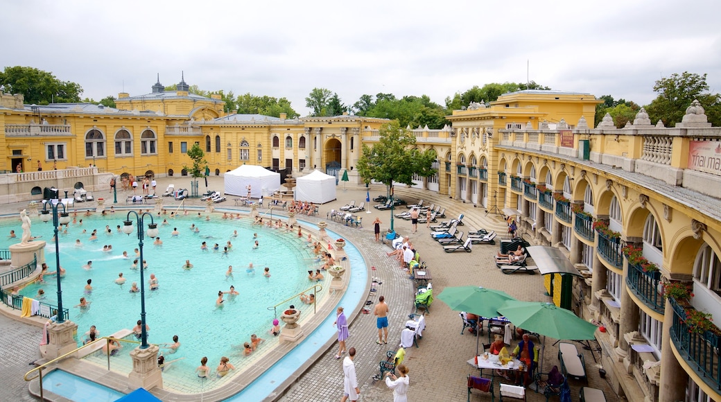 Centro termale Szechenyi caratteristiche di centro benessere, architettura d\'epoca e piscina