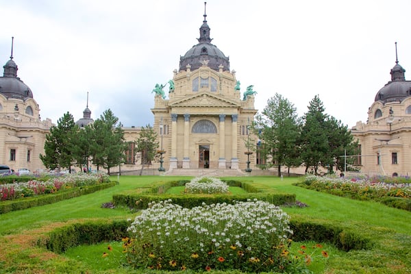 Thermes Széchenyi montrant journée au spa, jardin et patrimoine architectural