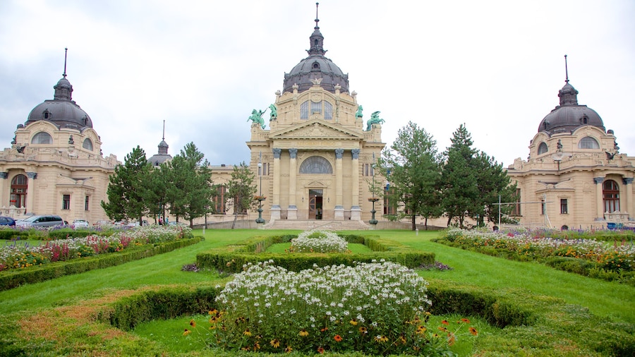 Centro termale Szechenyi mostrando parco, fiori e architettura d\'epoca