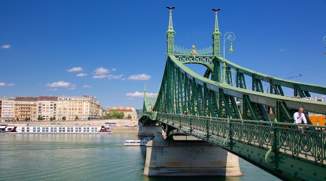 Ponte della libertà che include fiume o ruscello e ponte