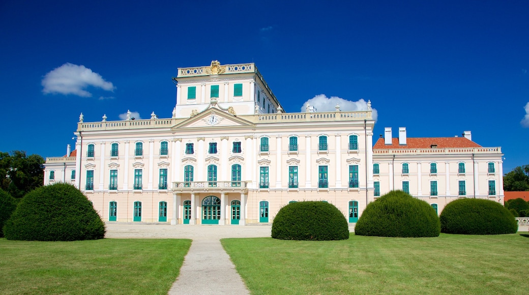 Palácio dos Esterhazy que inclui um castelo e arquitetura de patrimônio