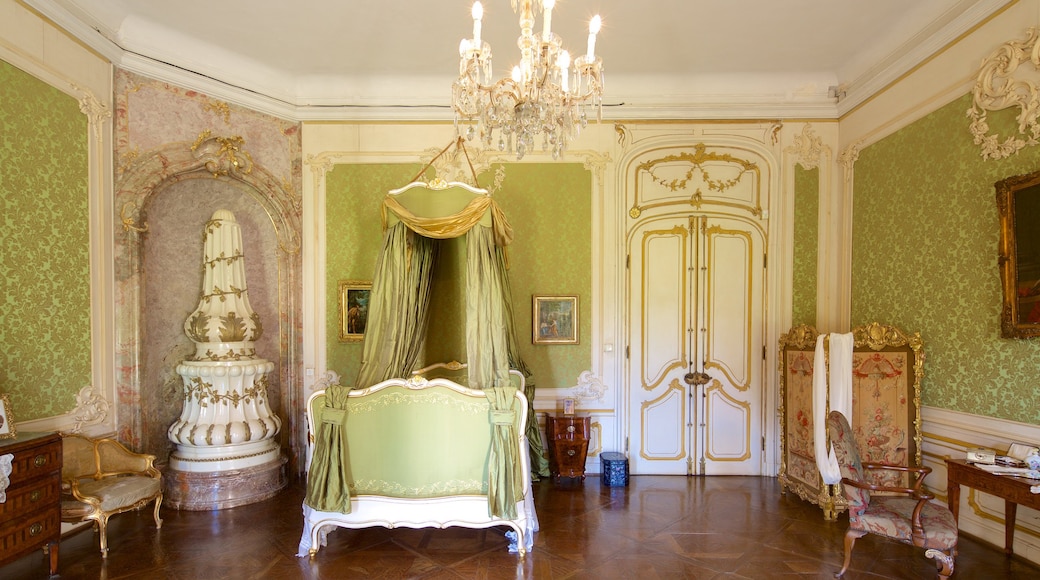 Palacio de Esterhazy ofreciendo un castillo y vistas de interior