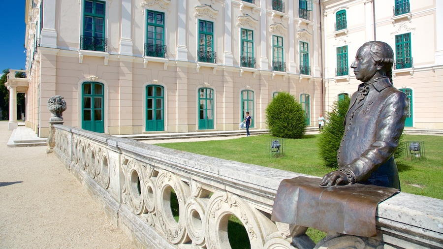 Palacio de Esterhazy ofreciendo arquitectura patrimonial, un castillo y una estatua o escultura