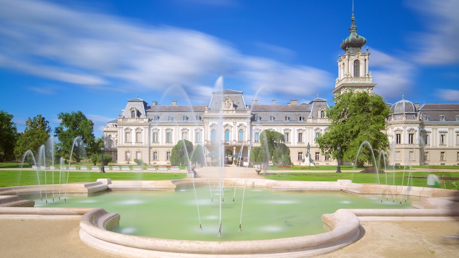 Palacio de Festetics que incluye una fuente, un castillo y arquitectura patrimonial