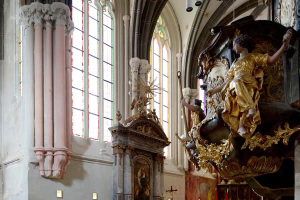 Goat Church welches beinhaltet religiöse Aspekte, Kirche oder Kathedrale und Innenansichten