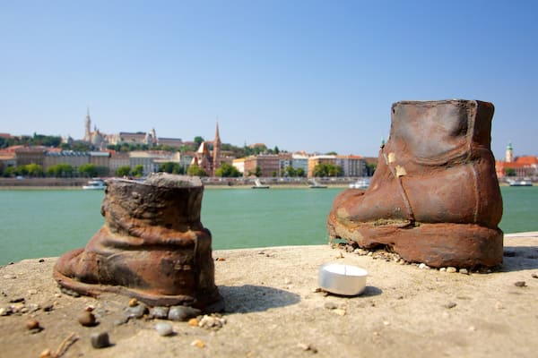 Budapest mettant en vedette patrimoine historique et riviĂšre ou ruisseau