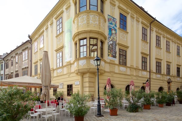Sopron welches beinhaltet historische Architektur und Café-Lifestyle