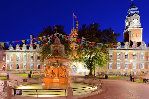 HĂŽtel de ville de Leicester montrant scĂšnes de nuit, fontaine et bĂątiment public