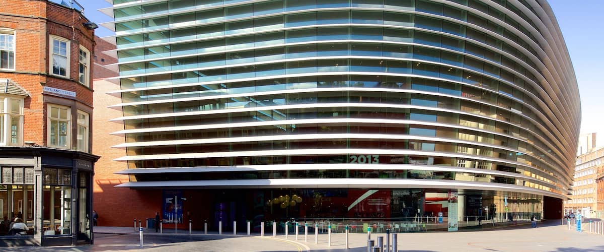 Curve Theatre que incluye arquitectura moderna y escenas de teatro