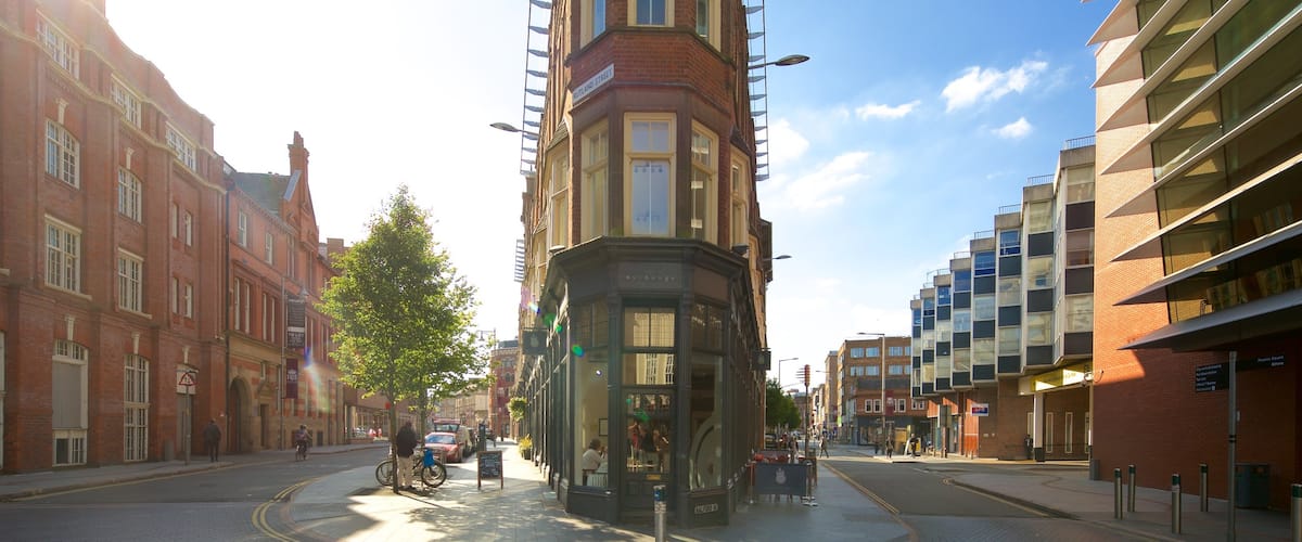 Curve Theatre que incluye una ciudad y escenas urbanas