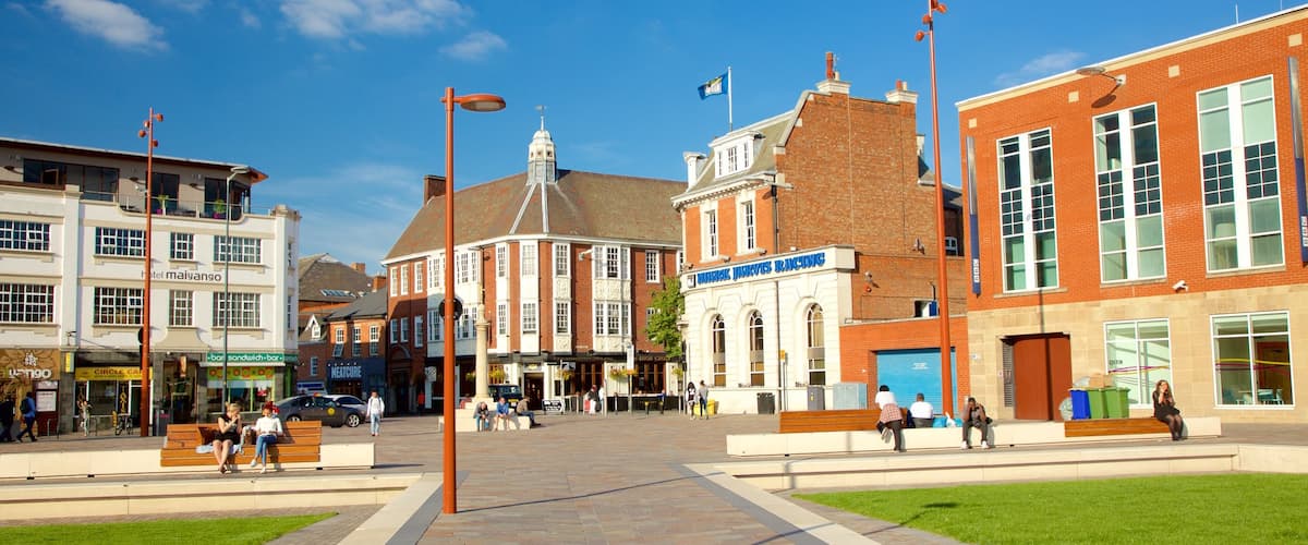 Leicester showing a square or plaza