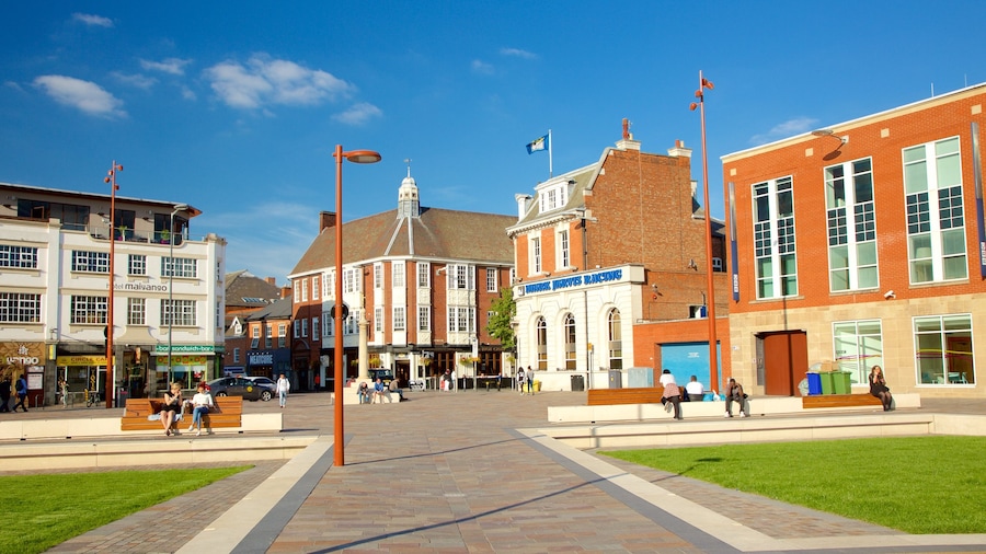 Leicester showing a square or plaza