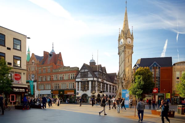 Leicester mettant en vedette ville, monument et square ou place