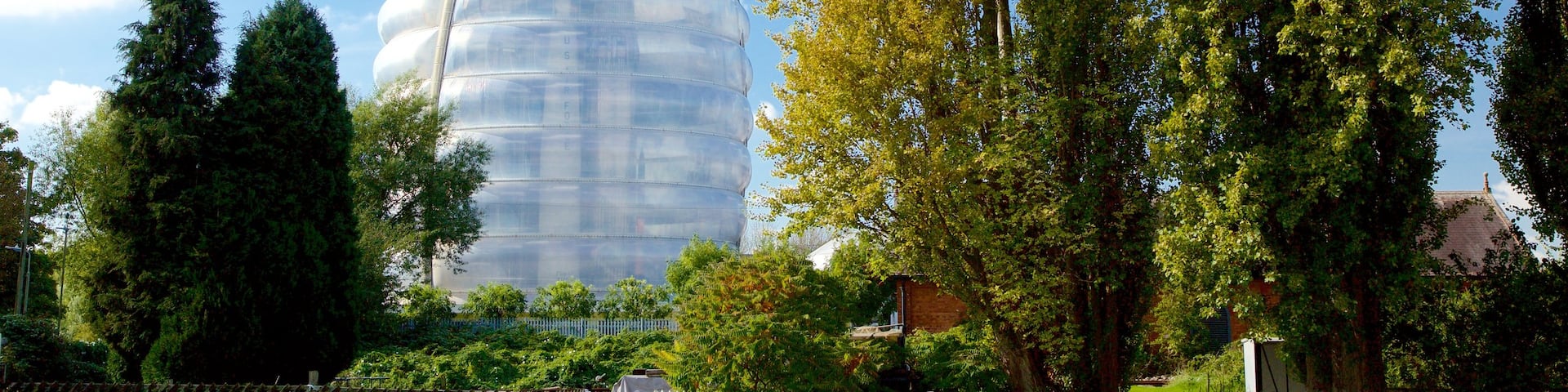 National Space Centre mit einem moderne Architektur und Park