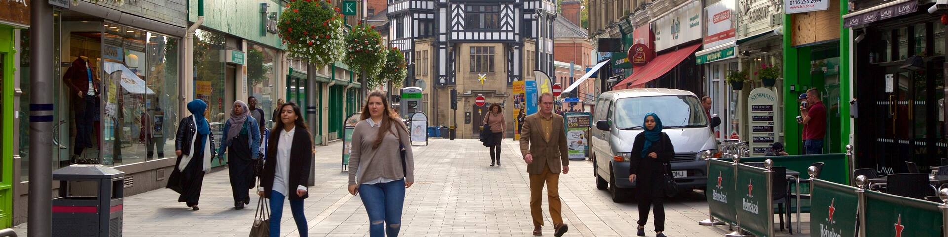 Leicester welches beinhaltet Straßenszenen und Stadt sowie kleine Menschengruppe