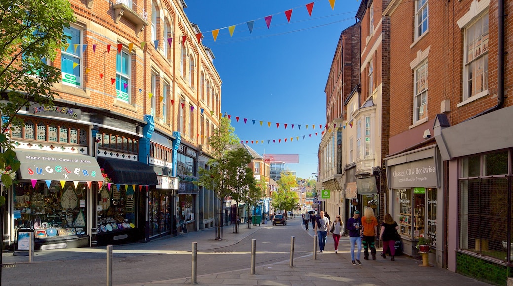 Lace Market caratteristiche di strade e città cosi come un piccolo gruppo di persone