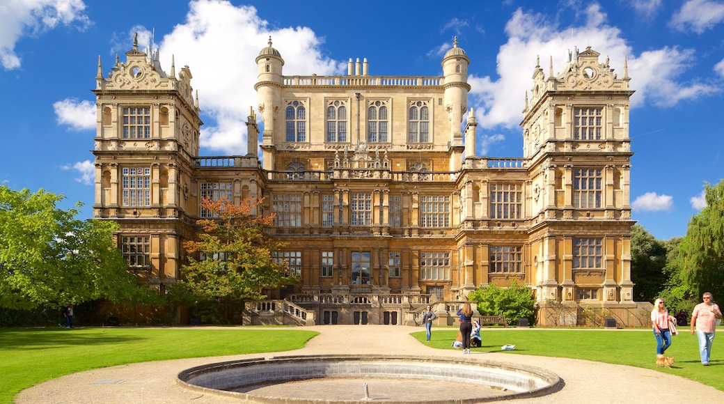 Nottingham showing a fountain, heritage architecture and château or palace