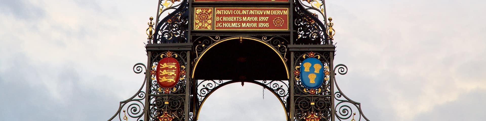 Eastgate Clock ofreciendo elementos del patrimonio y un monumento