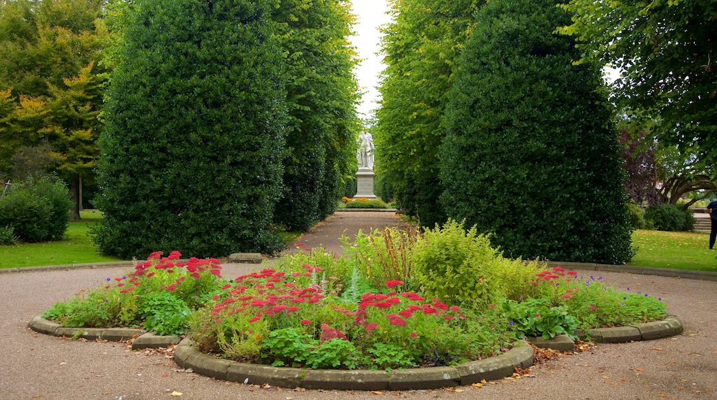 Grosvenor Park which includes flowers and a garden