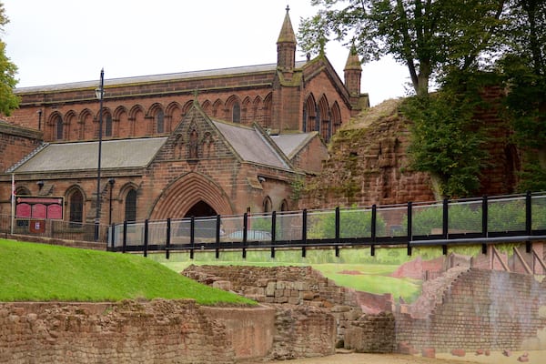 Römisches Amphitheater mit einem historische Architektur, Kirche oder Kathedrale und BrĂŒcke